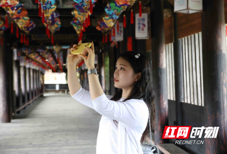 90后通道姑娘把风雨桥“搬”进冰箱贴