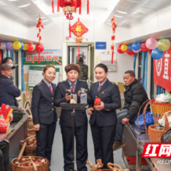 组图丨广铁7266次列车上流动的年货市场