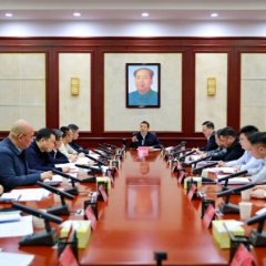 许忠建主持召开箱包皮具产业高质量发展专题调度会