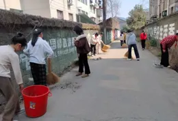 洪江市安江镇硖洲中心小学开展学雷锋清扫马路志愿活动