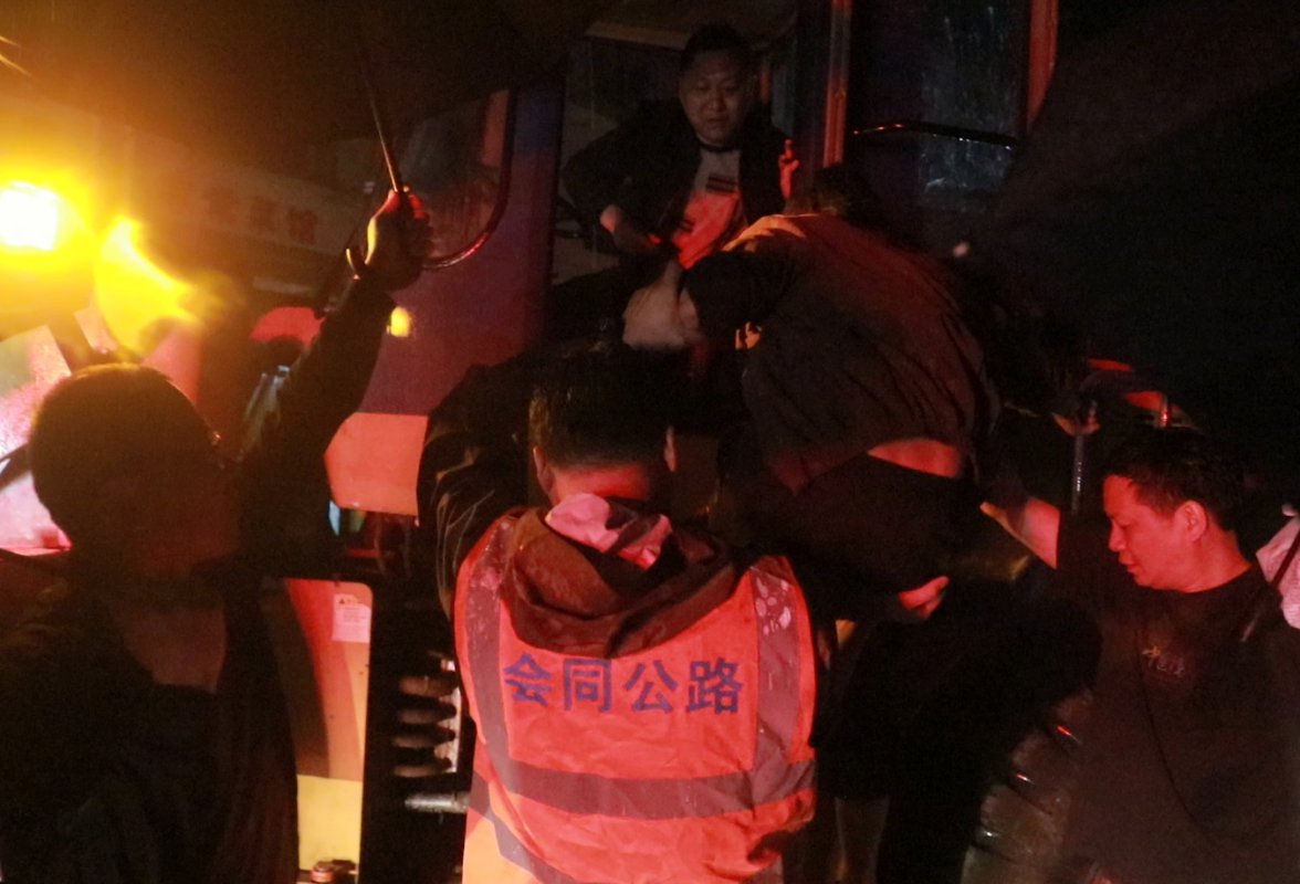 “别怕，我们来了！”会同县山洪围困 重型机械成“移动救生舱”