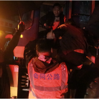 “别怕，我们来了！”会同县山洪围困 重型机械成“移动救生舱”