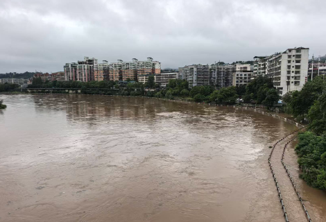怀化㵲水猛涨，两岸观水游步道被淹