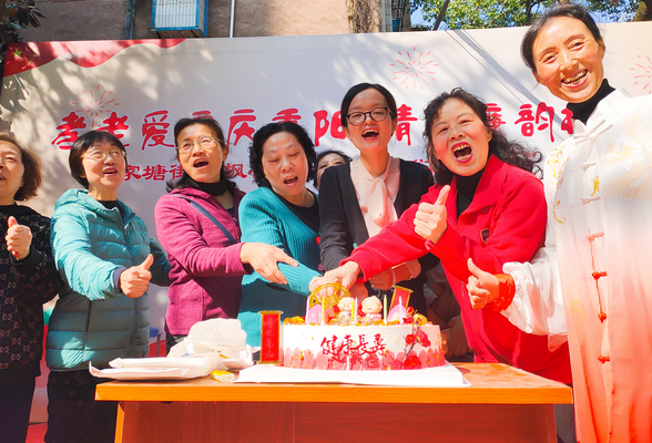 情暖老人！看湖南各地重阳节中的“志愿红”