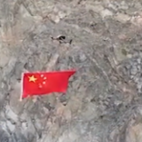 国旗飘扬喀喇昆仑！高原河谷无人机升起五星红旗