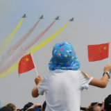 “空军蓝”致敬“中国红”——战鹰用航迹为祖国庆生