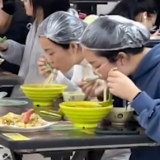 高校女生在食堂戴浴帽吃螺蛳粉：刚洗过头，怕沾上味道