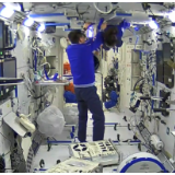 太空中还能再“长个”？看看航天员如何太空测身高