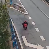 女子骑电动车在高速上逆行：误将导航设置成了汽车模式