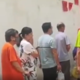 郑州街头有条不紊发放救灾物资，居民排队领食品