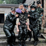 武警部队全力推进四川泸县地震抢险救灾