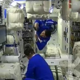 汤洪波在“球景房”vlog中直呼“很激动” 三名航天员给大家送礼物了……请查收