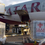 中国援助肯尼亚的首批新冠疫苗运抵乔莫·肯雅塔国际机场