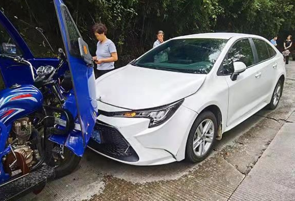 常德石门：以身犯险！ 一男子隔夜饮酒驾驶摩托车怼小车