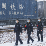 新春走基层丨铁警护春运 雪中巡查