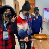 场面欢乐！美国运动员体验中华民俗 与志愿者比赛筷子夹"元宵"