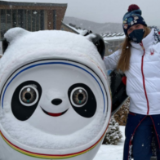 美国运动员晒与志愿者多张合影 称冬奥会带给她绝佳体验