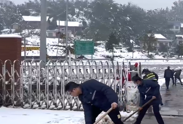 暖！53名乘客滞留娄底高速 用完爱心面后主动铲雪除障