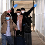 首批两架接返自乌克兰撤离中国公民临时航班安全回国