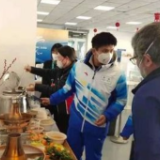 外国宾客点赞冬残奥会中国美食 直呼:像家一样温暖
