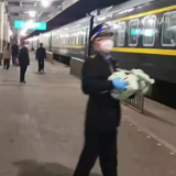 凌晨,列车紧急停靠7分钟!