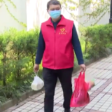 凡人微光丨战疫路上又见“买菜哥” 帮老人买菜24年跑六万多公里