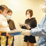 党旗飘扬在上海抗疫一线