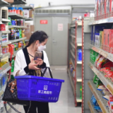 “守沪者联盟”丨探访上海抗疫一线：首批防范区居民走出小区