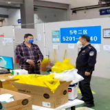 边治疗边守护！这些警察入方舱犯起了“职业病”→