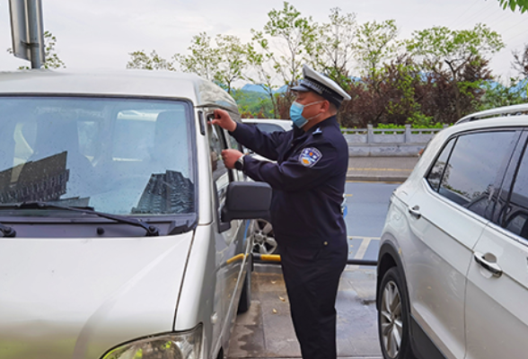 石门交警重拳整治城区车辆违停顽疾