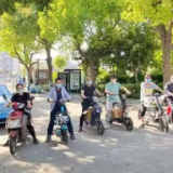 在上海青浦 这群爱心“骑手”为居民送物资
