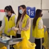 凡人微光丨让党旗飘扬在方舱医院