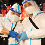 逆行的“Z世代”夫妻