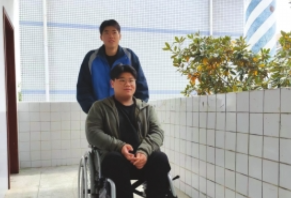 同学半身瘫痪，男孩照顾了6年 两人相约考同一所大学