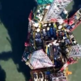 中国首个海上大规模超稠油热采油田投产