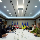 全球连线丨火上浇油，美国如此"搞鬼"恐"闹鬼"