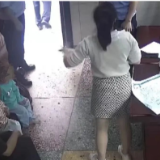 走失男童没穿衣服在街头乱跑，幸亏遇到她！