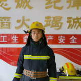 惊险！小女孩“卡脖”悬空，他徒手爬上六楼！