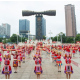 纪念毛泽东同志题词“发展体育运动，增强人民体质”70周年暨万人同跳广场舞活动在永州江华举行