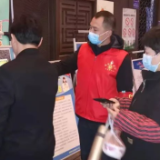 两车相撞，随时可能爆炸！他出手了