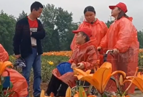坐在轮椅上的董事长，她帮2000名残障人士卖农货