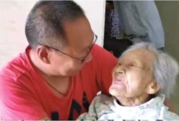 衡阳52岁儿子抱着100岁母亲就医 通过自学成了“半个医生”