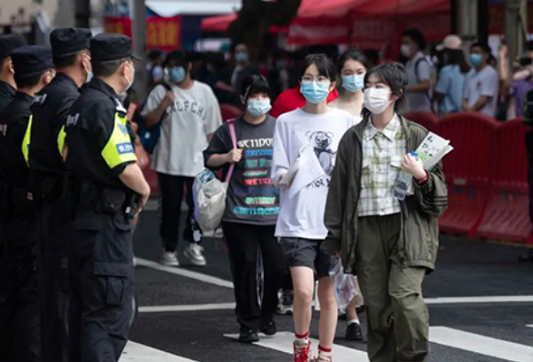  长沙交警全心全力为高考护航