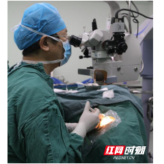 微型镜片植入手术 让1000度近视患者恢复1.0视力