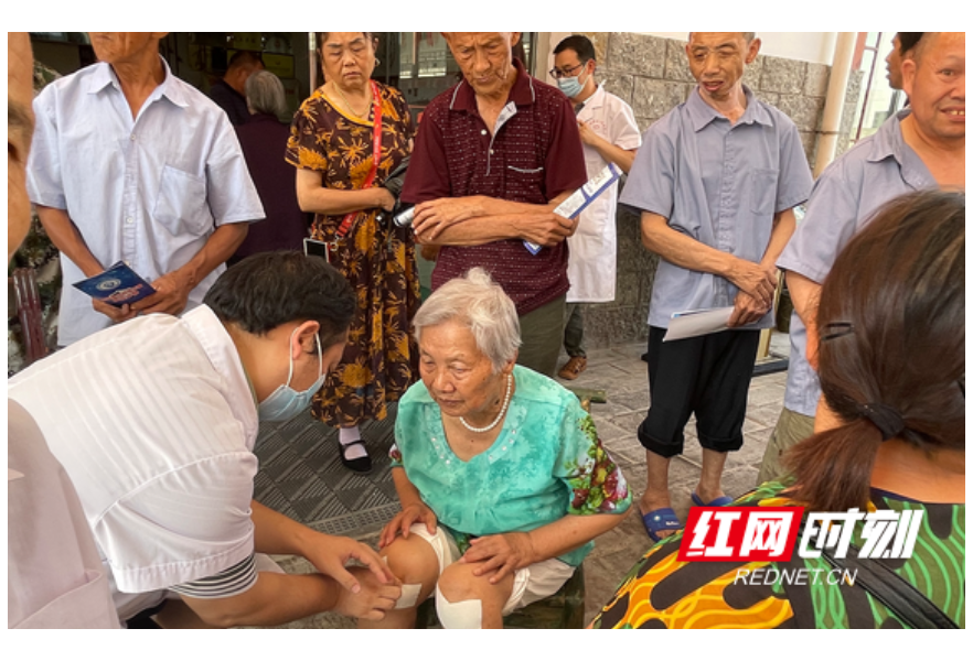 张家界市武陵源区卫生健康局开展老年健康宣传周活动