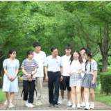 邹学校：将课堂搬到田间地头 | 2021湖南教书育人楷模