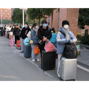 怀化师范高等专科学校暖心护航学子返乡路 ——80余辆“学子专车”运送7500余名大学生返乡