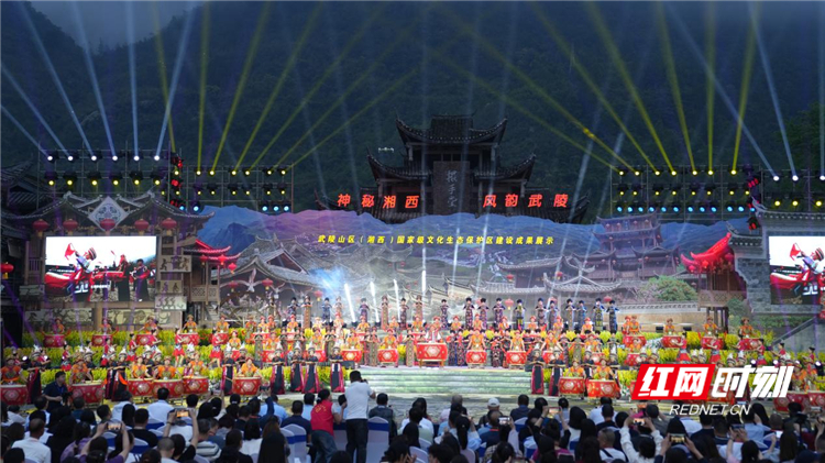 60面摆手鼓齐鸣，鼓点铿锵震撼全场，一场极具土家风情的《迎宾》盛典拉开展示帷幕。