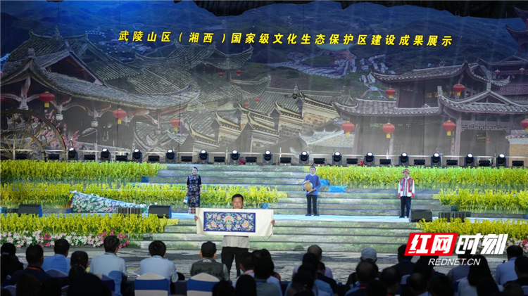 武陵山区非物质文化遗产传承人盛装亮相红毯，绚丽民族服饰与精湛传统技艺完美融合。