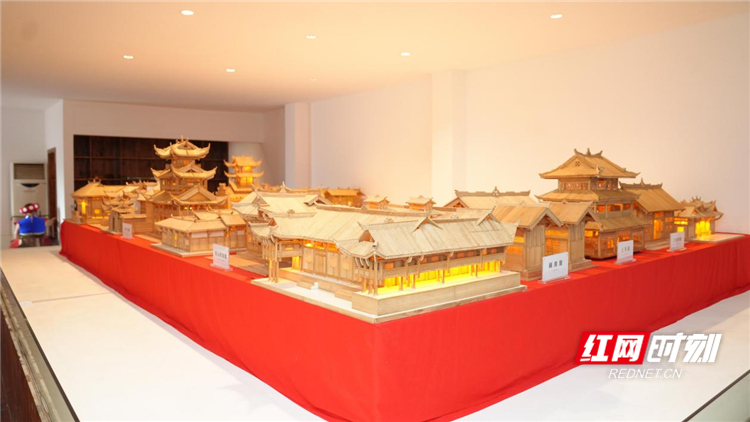 土家传统建筑陈列馆内，陈列展示的土家微缩建筑是湖南省省级代表性传承人王仕辉、王国庆父子的土家族竹雕作品。